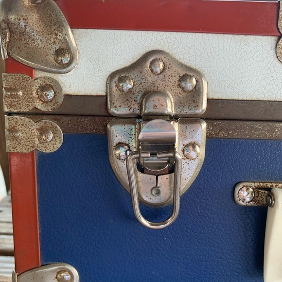 BEAUTIFUL ANTIQUE 1950’s RED WHITE and BLUE HARDSIDE CASE.  $120 OBO - Picture 11 of 15